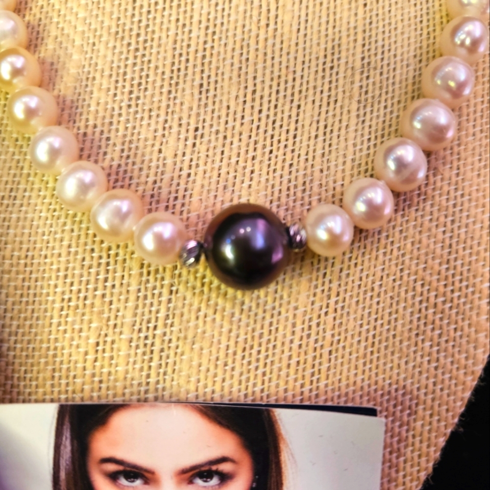 Pearl Necklace - Picture 2 of 7
